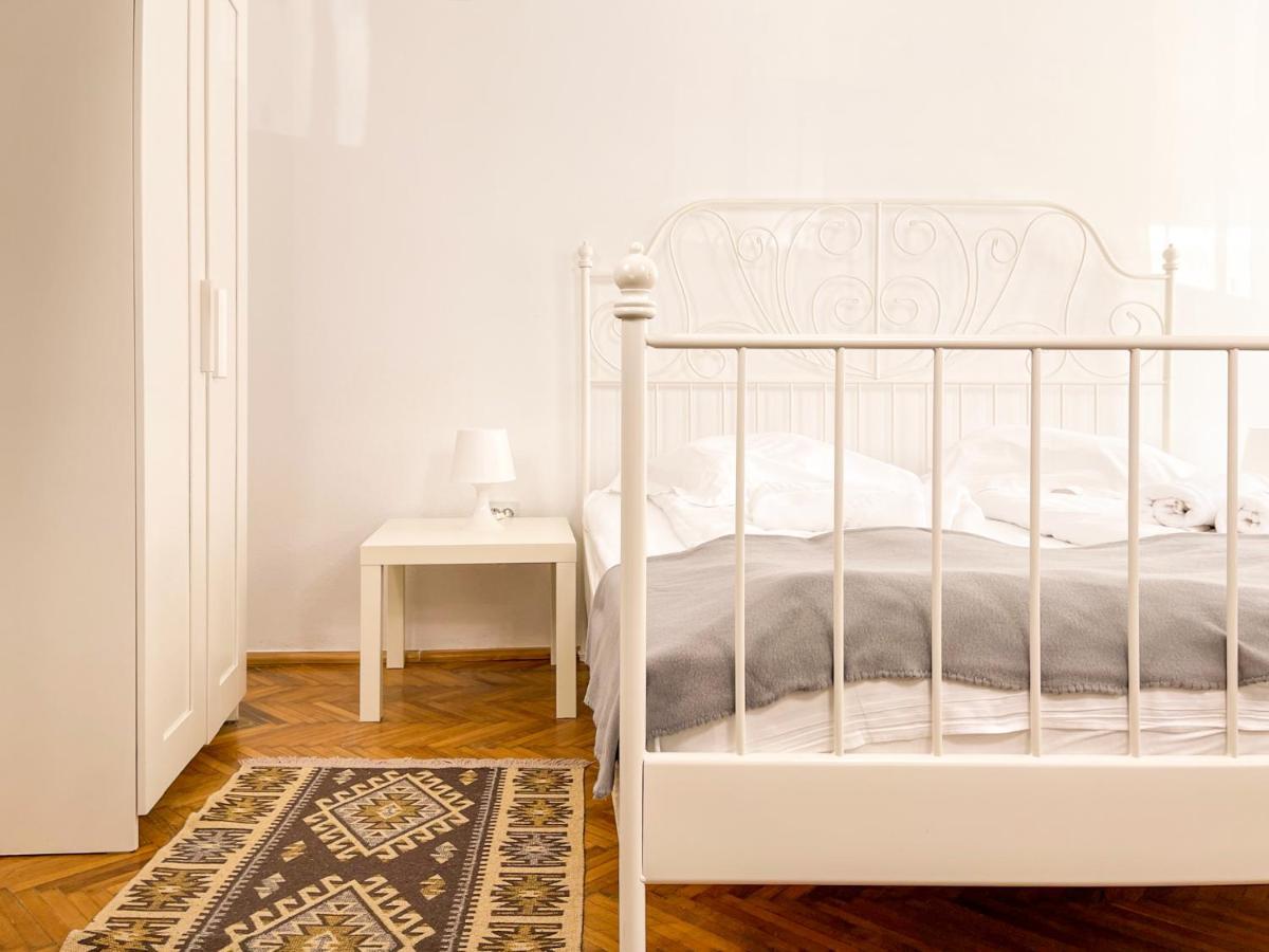 White Moon Apartment Brasov Ngoại thất bức ảnh