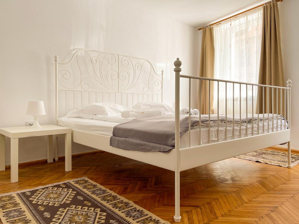 White Moon Apartment Brasov Ngoại thất bức ảnh
