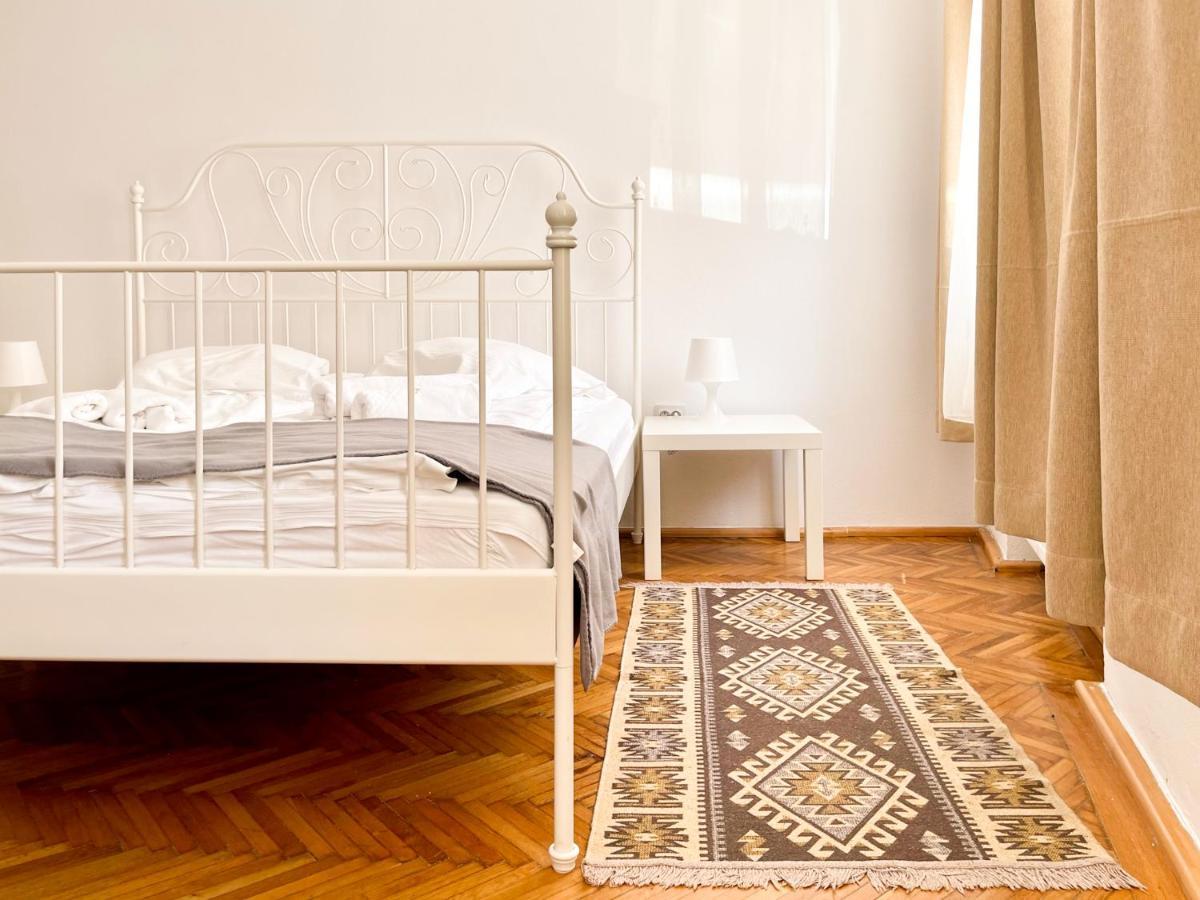 White Moon Apartment Brasov Ngoại thất bức ảnh